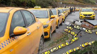 Zamlı tarife akını! İstanbul'da taksiciler uzun kuyruklar oluşturdu