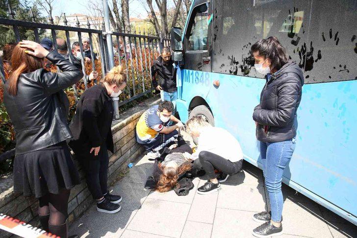 Kadıköy'de feci kaza! Kaldırıma çıkan minibüs 2 kişiyi ezdi