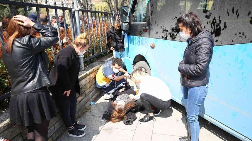 Kadık&ouml;y'de feci kaza! Kaldırıma &ccedil;ıkan minib&uuml;s 2 kişiyi ezdi