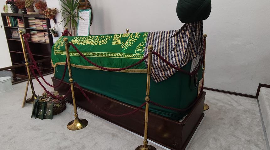 Bu eve giren türbeyle karşılaşıyor! Bursa'daki 'Tezveren Dede' türbesine akın ediyorlar