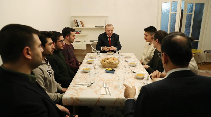 Cumhurbaşkanı Erdoğan, iftarda öğrenci evine misafir oldu