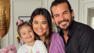 Survivor Panorama yorumcusu Hakan Hatipoğlu'nun eşi Gizem Hatipoğlu tarzıyla büyüledi! 