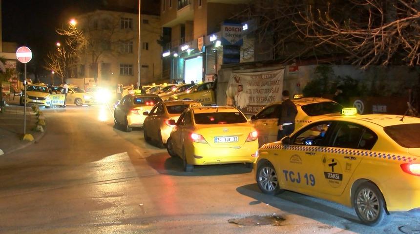İBB'nin zam kararı sonrası akın ettiler! Taksi kuyrukları gece boyu devam etti