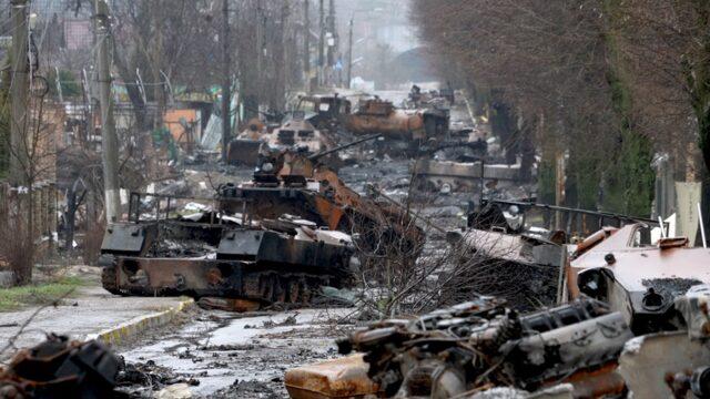 Ukrayna sokaklarında görülen tahrip edilmiş Rus zırhlıları, savaşın Putin'in planlarına göre gitmediğini gösteriyor.