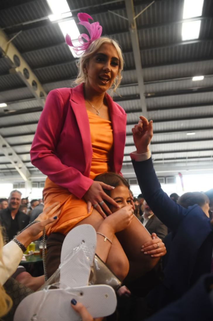 Şaşkına çeviren hareketler! İngilizler eğlencenin dozunu kaçırınca ortaya ilginç görüntüler çıktı G1