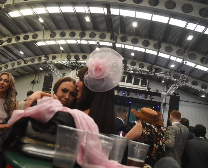 Şaşkına çeviren hareketler! İngilizler eğlencenin dozunu kaçırınca ortaya ilginç görüntüler çıktı G2