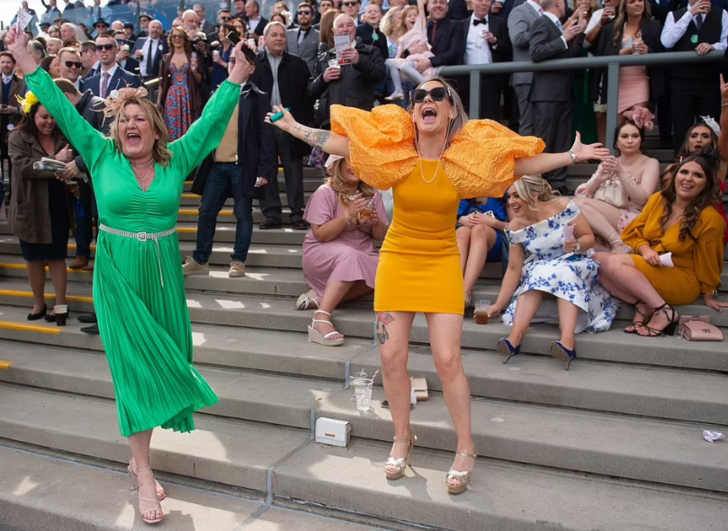 Şaşkına çeviren hareketler! İngilizler eğlencenin dozunu kaçırınca ortaya ilginç görüntüler çıktı G5