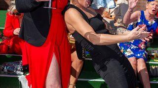 Şaşkına çeviren hareketler! İngilizler eğlencenin dozunu kaçırınca ortaya ilginç görüntüler çıktı