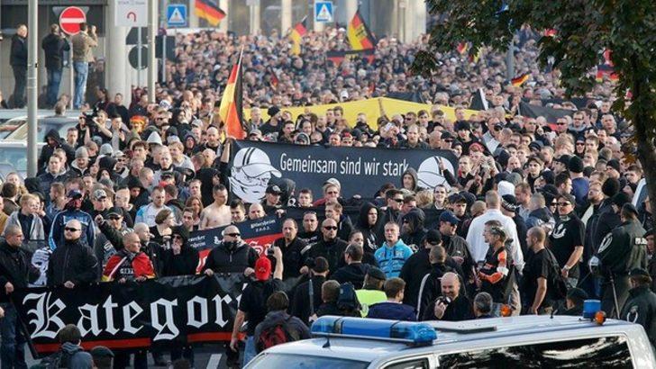 Irkçı gruplar Köln'de olay çıkardı