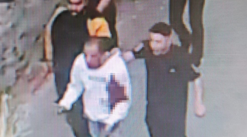 Diyarbakır'da Erg&uuml;n Arslan'ı 'taciz etti' iddiasıyla darp edip, bı&ccedil;aklamışlardı! 'Bıyıklı' kişi aranıyor