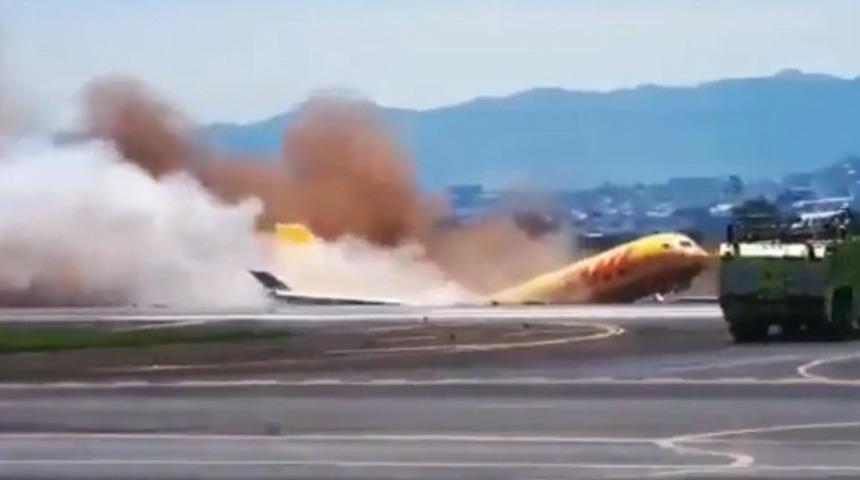 Kosta Rika&rsquo;da korkun&ccedil; anlar! U&ccedil;ak pistte ikiye ayrıldı