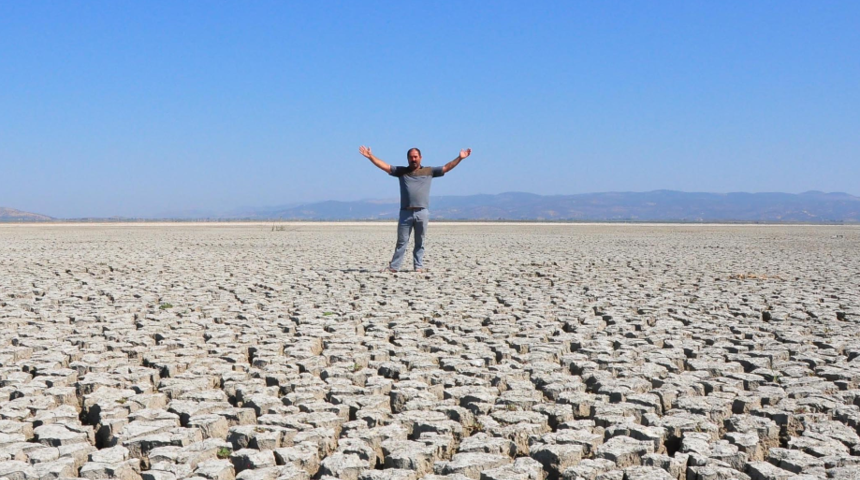 Manisa'da 'G&ouml;l&uuml;m&uuml;z kurtulsun' diyen muhtar, alanı tarım i&ccedil;in kullanmış