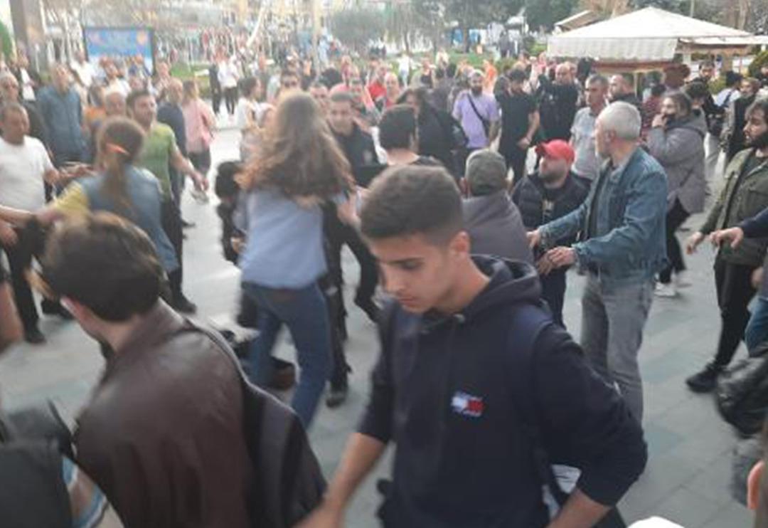 'Ramazan ayında alkol i&ccedil;emezsiniz' kavgası! Ortalık savaş alanına d&ouml;nd&uuml;: G&ouml;zaltılar var