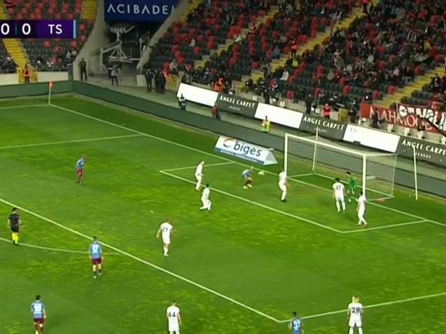 Son dakika: Gaziantep FK - Trabzonspor maçında inanılmaz an! Kale ağzında...