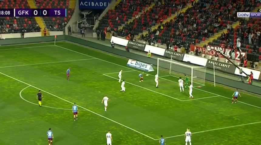 Son dakika: Gaziantep FK - Trabzonspor maçında inanılmaz an! Kale ağzında...