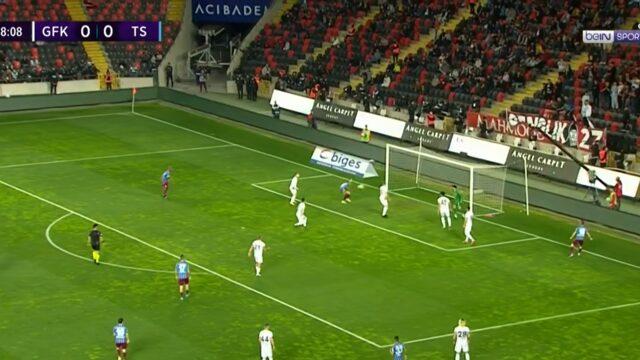 Son dakika: Gaziantep FK - Trabzonspor maçında inanılmaz an! Kale ağzında...