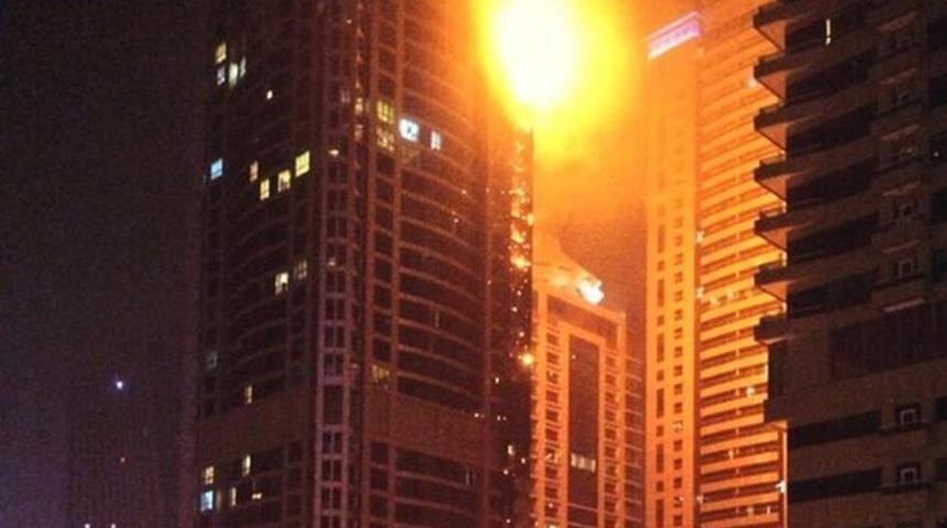 Dubai'deki Meşale Kulesi'nde yangın