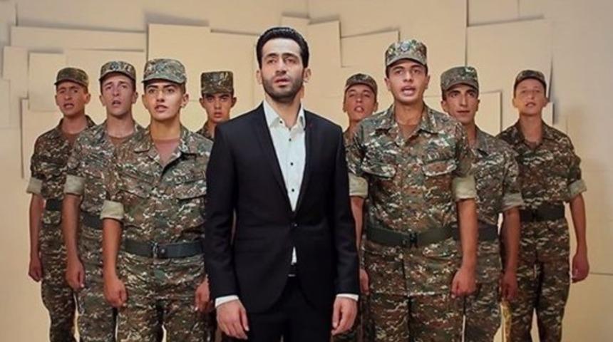 Irk&ccedil;ı şarkı finalde: 'T&uuml;rklere vuruyoruz'