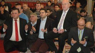 Alman Belediye Başkanı camide el açıp dua etti