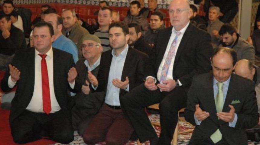 Alman Belediye Başkanı camide el açıp dua etti