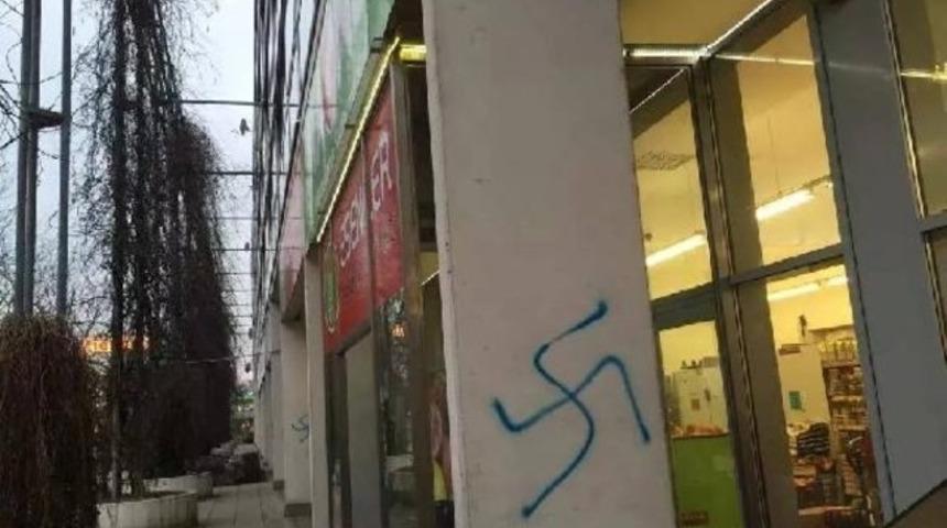 T&uuml;rkler'e ait işyerinin duvarına Nazi semboller &ccedil;izildi