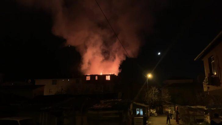 Maltepe’de korkutan yangın! Çatı katı alevlere teslim oldu