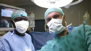 Turhan Çömez Güney Afrika'da hayat kurtarıyor