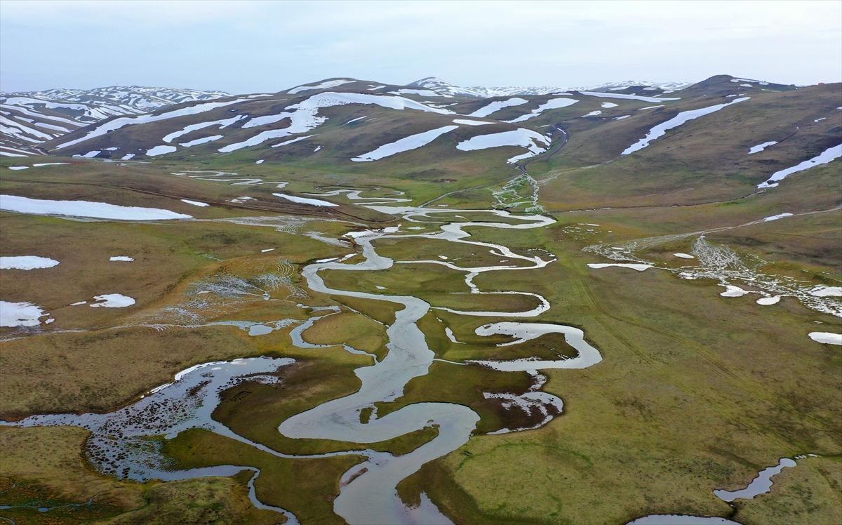 Karadeniz'in doğa harikası menderesleri ziyaret&ccedil;ilerini eşsiz manzarasıyla karşılıyor