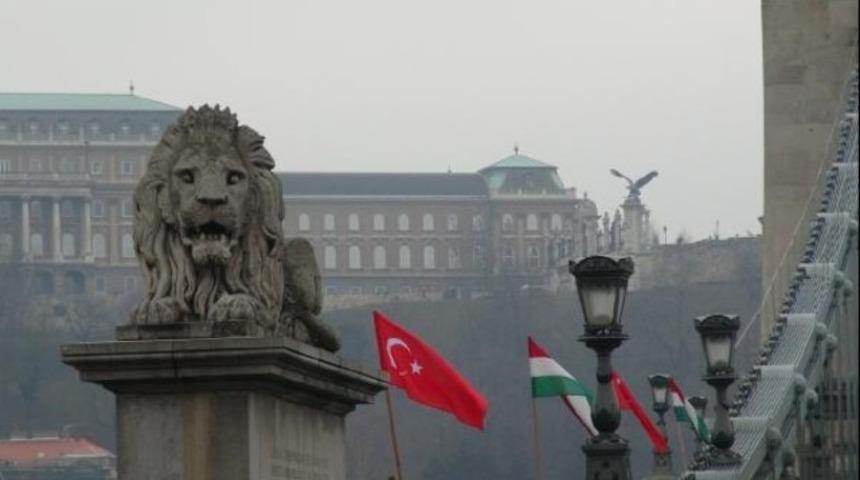 Tuna Nehri üzerinde Türk bayrakları