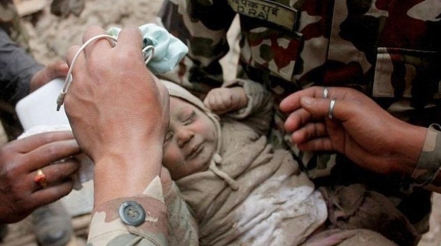 Nepal'de 4 aylık bebek depremden 22 saat sonra kurtarıldı