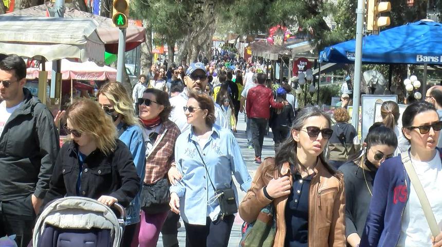 Güneşli havayı gören İstanbullular kendilerini dışarı attı! Bağdat Caddesi ve Caddebostan Sahili doldu taştı