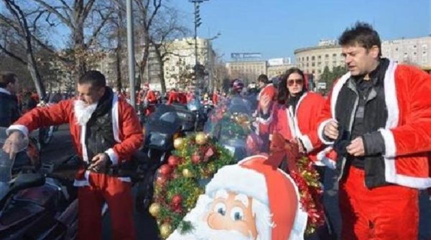 Noel Baba kostümlü motorcular çocuklara hediye dağıttı