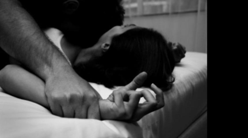 14 yaşındaki bir kız ile annesine otob&uuml;ste tecav&uuml;z edildi