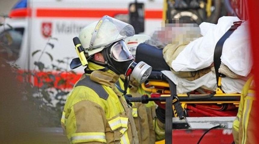 5 yıldır banyo yapmayan adamı gaz maskeleriyle taşıdılar