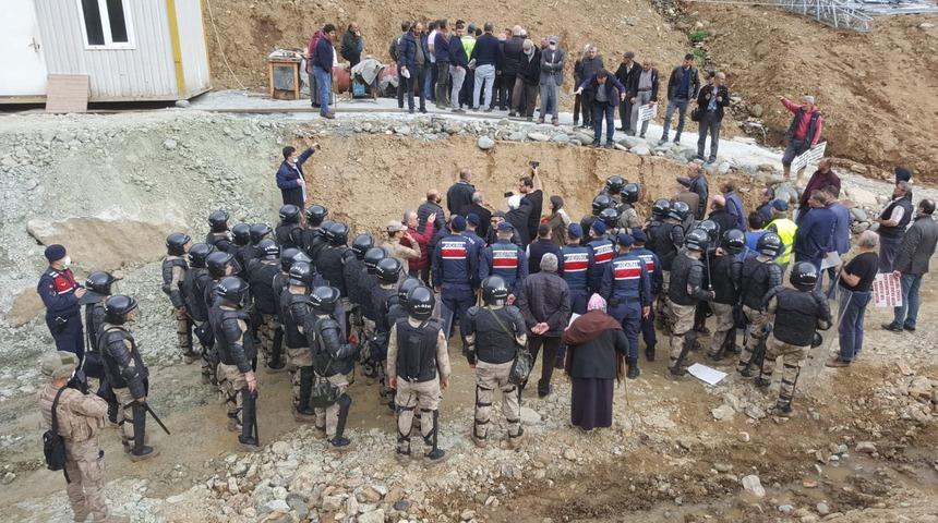 Trabzon'da 'HES' gerginliği! Jandarma ile göstericiler arasında arbede çıktı