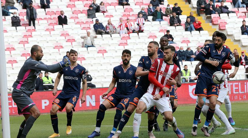 Başakşehir, Sivasspor'un yenilmezliğini kırdı!