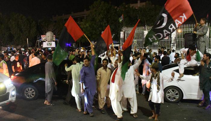 Pakistan’da görevden alınan Başbakan Imran Khan'ın destekçileri sokaklara döküldü