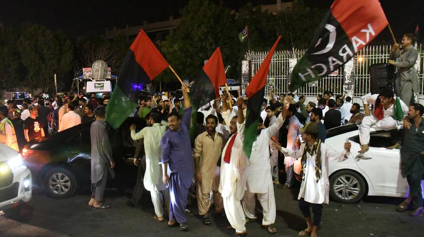 Pakistan’da görevden alınan Başbakan Imran Khan'ın destekçileri sokaklara döküldü