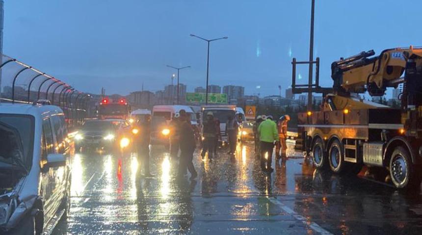 İstanbul TEM'de zincirleme trafik kazası! 