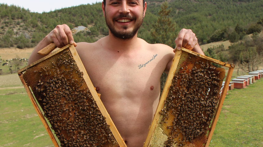 Amasya'da yarı çıplak dolaşan arıcı: Rakibim yok, meydan okuyabilirim