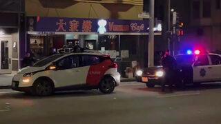 Geleceğe hoş geldiniz: ABD polisinin yaşadığı ilginç anlar gündem oldu! Sürücüsüz aracı kenara çektiler