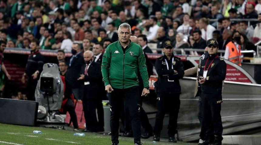 Taraftar tesisi bastı, hoca görevi bıraktı!