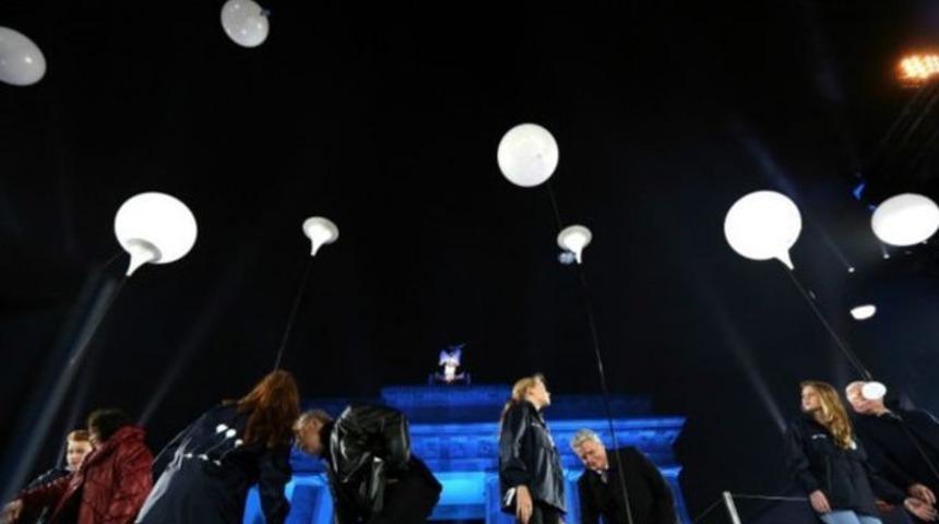 Berlin duvarının yıkılışının yıld&ouml;n&uuml;m&uuml;nde balonlu kutlama