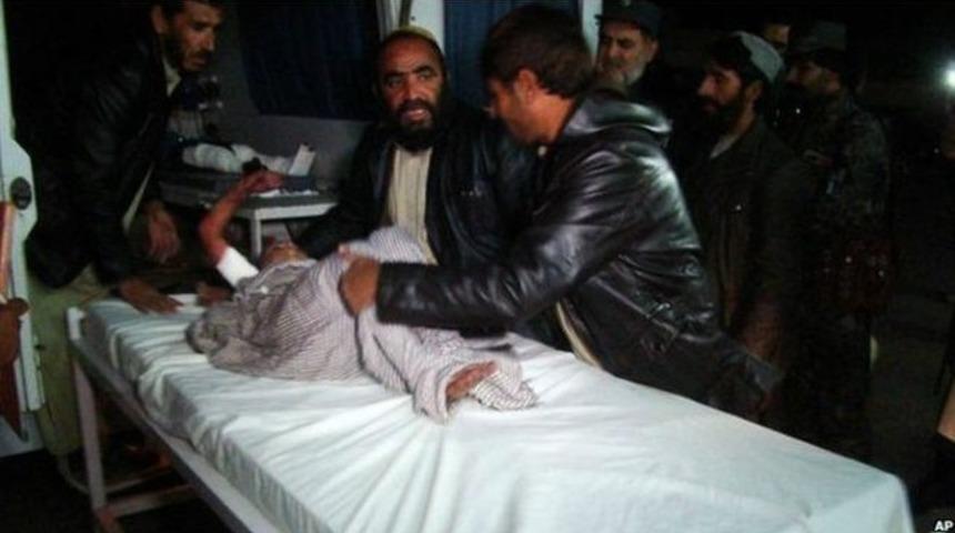 Afgan ordusundan d&uuml;ğ&uuml;n alayına top ateşi: 26 &ouml;l&uuml;