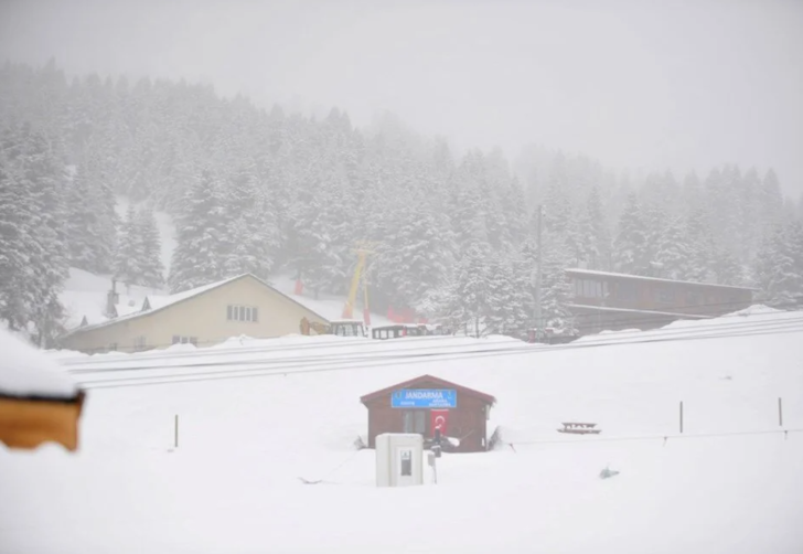 Kış sezonunu kapanmıştı! Uludağ, Nisan ayında kar sürprizi yaşadı G4