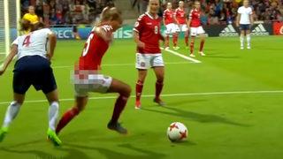 Şortunu indirdi, iç çamaşırı gözüktü! Tribünler bakın ne yaptı...