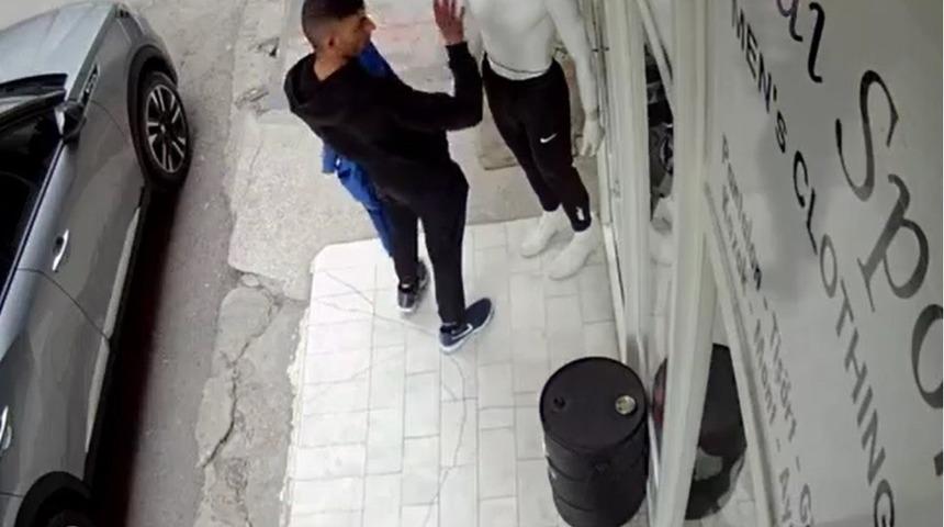 Cansız mankeni soydu, selam verip kaçtı