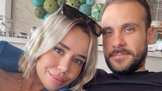 Ünlü oyuncu Ümit Erdim'in eşi Seda Erdim'den mini etekli poz! Tarzıyla dikkat çekti