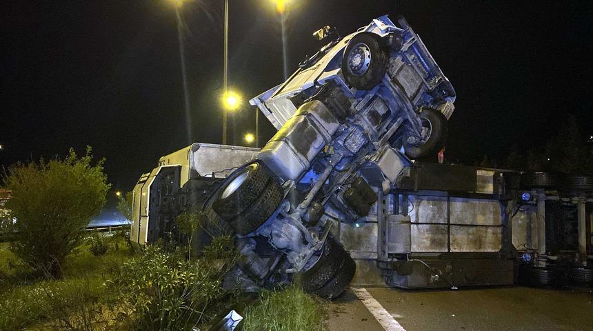 Osmaniye'de gece vakti kaza! 4 ara&ccedil; birbirine girdi: 3'&uuml; polis 5 yaralı