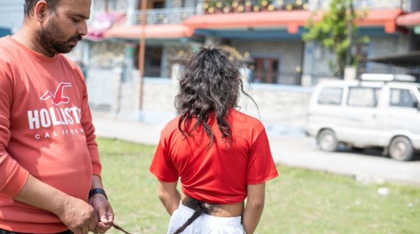 Görenler anlam veremedi! Sırtından uzayan kuyruğuyla sosyal medyada viral oldu